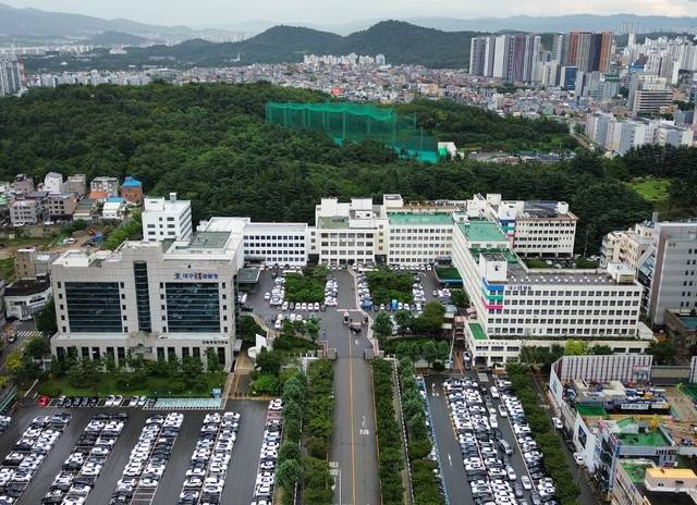 더불어민주당에서 서울 서초동에 있는 대법원을 대구로 옮기자는 주장이 잇따라 나왔다. 여당의 사법개혁안을 실행할려면 시설 신축 등 1조 4천억 원이 들어간다는 법원행정처 주장에 그럼 돈이 덜 드는 지방에 가면 된다며 해결 방안을 내놓은 것이다. 같은 당 이해식 의원도 법원조직법에서 '대법원은 서울특별시에 둔다'는 규정을 삭제하는 개정안을 발의했다. 대법원 대구 이전은 5년 전 청와대와 국회의 세종시 이전 논의 과정에서 국토 균형 발전 등을 명분으로 거론된 적이 있다. 사진은 대법원 이전 시 최적의 입지로 평가 받고 있는 대구 수성구 범어동 대구지법과 검찰청 모습. 김진홍 기자 solmin@idaegu.com