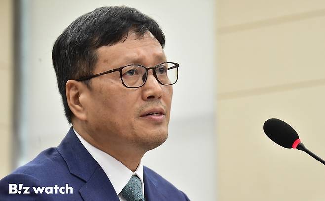 구영배 큐텐 대표가 지난해 7월 30일 국회 정무위원회에 출석해 티몬, 위메프 대금 미정산 사태에 대한 위원들의 질문에 답을 하고 있다. /사진=이명근 기자 qwe123@