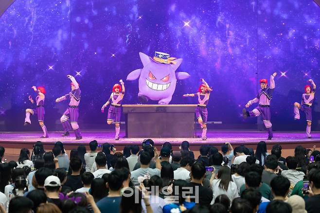 포켓몬 월드 어드벤처 ‘고스트 파티’ 관람하는 손님들 (사진=롯데월드)