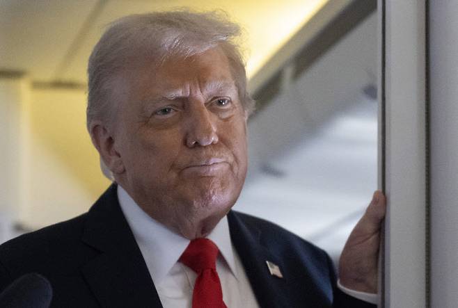 9월 16일(현지시간) 도널드 트럼프 미국 대통령이 영국으로 향하는 에어포스원(공군 전용기) 기내에서 기자들과 이야기하고 있다. (사진= AFP)
