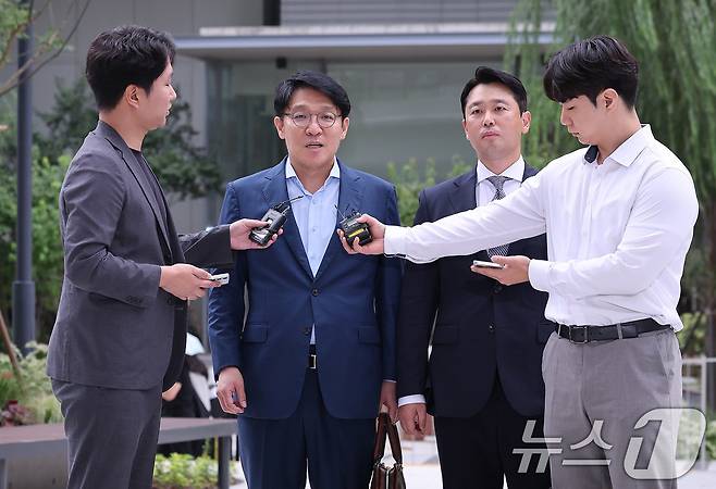 김상민 전 부장검사가 9일 서울 종로구 광화문에 마련된 김건희 특검팀 사무실에 조사를 받기 위해 출석하고 있다. 2025.9.9/뉴스1 ⓒ News1 박지혜 기자