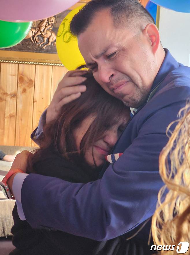 칠레 독재자 아우구스토 피노체트 정권 당시 미국으로 불법적으로 입양된 지미 리퍼트 사이든(42)과 그의 어머니 마리아 앙헬리카 곤살레스(69)가 극적으로 상봉해 포옹을 하고 있다. 2023.08.30/뉴스1 ⓒ 로이터=뉴스1 ⓒ News1 김민수 기자