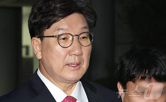 권성동 국민의힘 의원이 지난 16일 오후 서울 서초구 중앙지방법원에서 '통일교 불법 정치자금 수수' 의혹(정치자금법 위반 혐의) 관련 구속 전 피의자 심문(영장실질심사)를 마치고 법원을 나서고 있다. 2025.9.16/뉴스1 ⓒ News1 장수영 기자