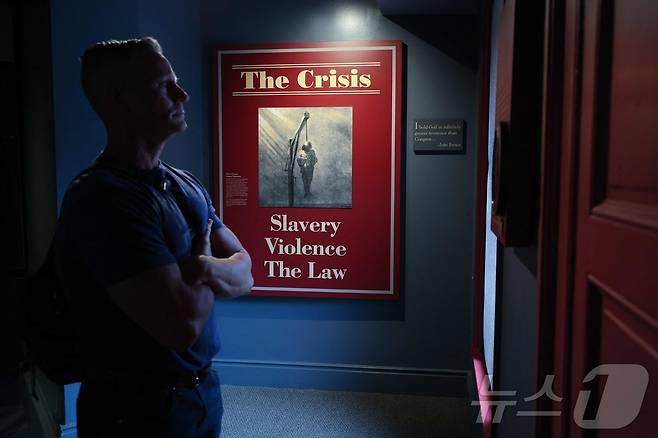 16일(현지시간) 한 방문객이 웨스트버지니아 하퍼스페리에 위치한 하퍼스페리 국립역사공원 내 존 브라운 박물관에서 노예제와 관련된 전시물을 보고 있다. 2025.09.16. ⓒ AFP=뉴스1 ⓒ News1 윤다정 기자