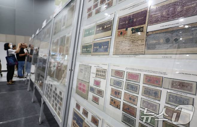 17일 서울 강서구 코엑스 마곡에서 열린 '세계우표전시회 필라코리아2025'에서 관람객들이 전시물을 살펴보고 있다. 2025.9.17/뉴스1 ⓒ News1 김도우 기자