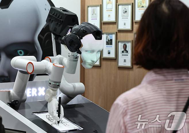 17일 서울 강서구 코엑스 마곡에서 열린 '세계우표전시회 필라코리아2025'에서 관람객이 로봇 드로잉 초상화 우표 체험을 하고 있다. 2025.9.17/뉴스1 ⓒ News1 김도우 기자