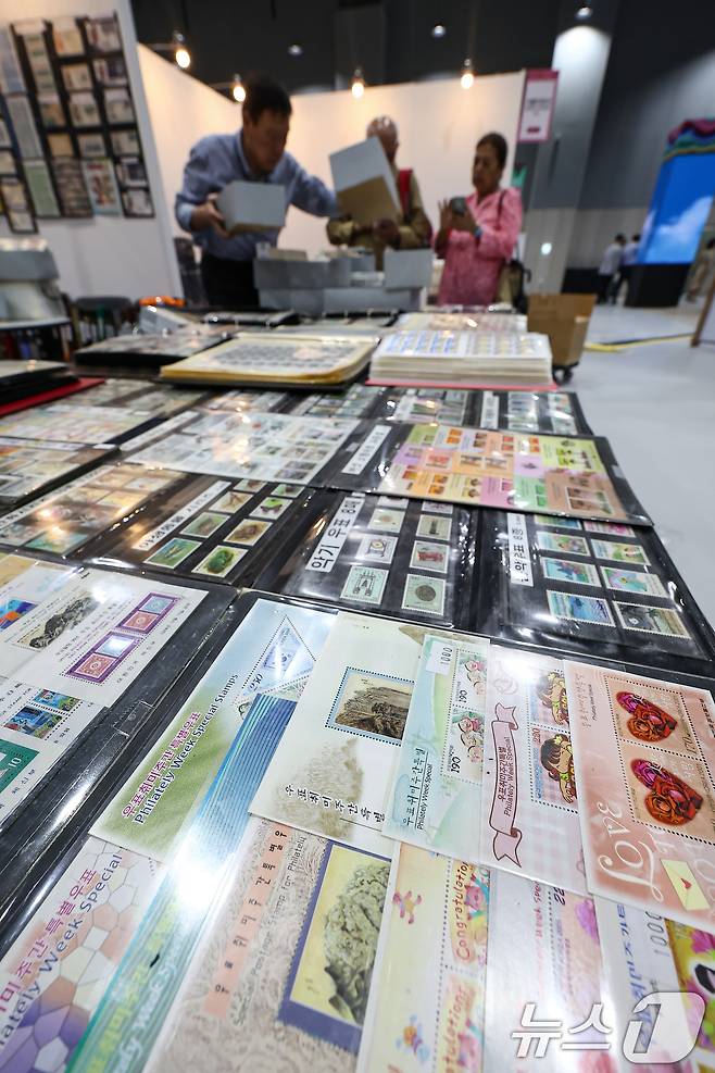 17일 서울 강서구 코엑스 마곡에서 열린 '세계우표전시회 필라코리아2025'에서 관람객들이 전시물을 살펴보고 있다. 2025.9.17/뉴스1 ⓒ News1 김도우 기자