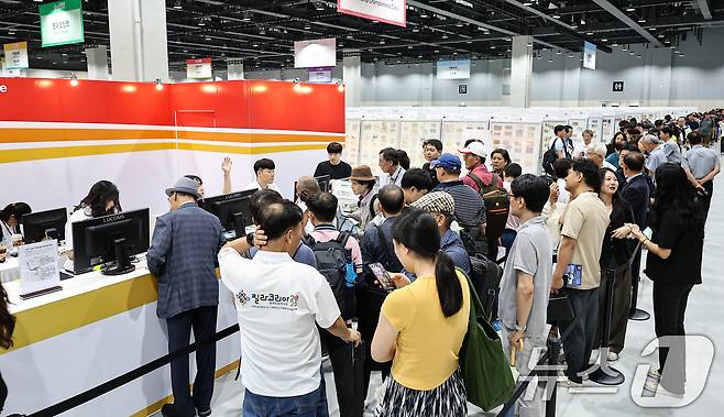 17일 서울 강서구 코엑스 마곡에서 열린 '세계우표전시회 필라코리아2025'에서 관람객들이 기념우표 구매를 위해 길게 줄 서 있다. 2025.9.17/뉴스1 ⓒ News1 김도우 기자