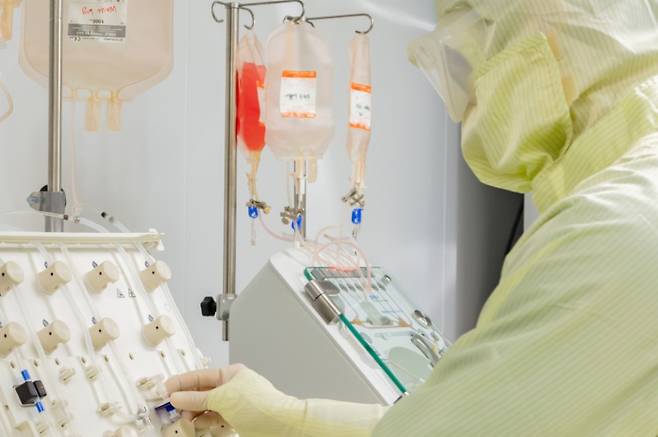 이엔셀 관계자가 세포유전자 치료제를 연구하고 있다.(이엔셀 제공)/뉴스1