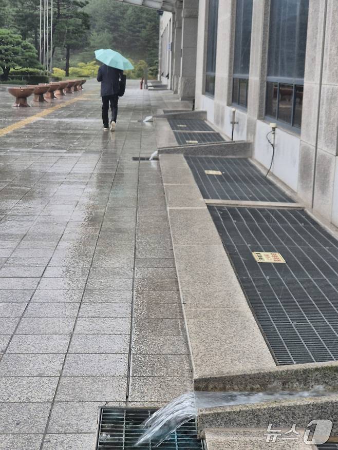 강원 강릉에 호우주의보가 발효된 17일 오후 강릉시청 우수받이에 빗물이 흘러나오고 있다. 2025.9.17/뉴스1 윤왕근 기자