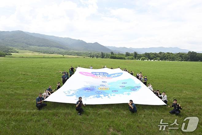 전북 남원시 운봉읍 소재 제2중앙경찰학교 후보지에서 남원시 및 경찰 관계자들이 '영호남 중심지 남원'을 부각하는 대형 플래카드를 펼쳐 보이는 퍼포먼스를 하고 있다.(남원시 제공. 재판매 및 DB금지)/뉴스1