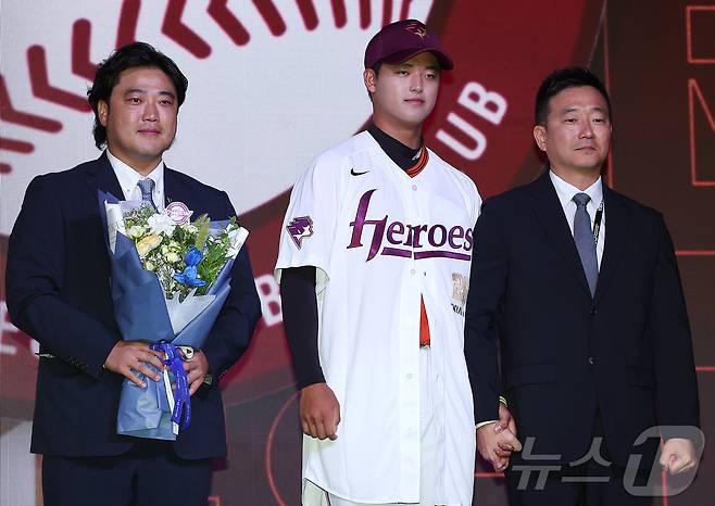 17일 오후 서울 송파구 롯데호텔 월드에서 열린 ‘2026 KBO 신인 드래프트’에서 1라운드 1순위로 키움 히어로즈에 선발된 박준현이 아버지 박석민 전 코치와 기념 촬영을 하고 있다. 2025.9.17/뉴스1 ⓒ News1 김진환 기자