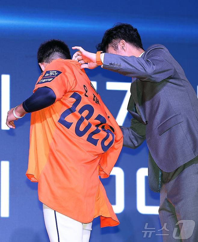 17일 오후 서울 송파구 롯데호텔 월드에서 열린 ‘2026 KBO 신인 드래프트’에서 1라운드 3순위로 한화 이글스에 선발된 오재원이 자신의 이름이 새겨진 유니폼을 입고 있다. 2025.9.17/뉴스1 ⓒ News1 김진환 기자