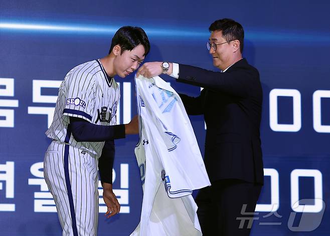 17일 오후 서울 송파구 롯데호텔 월드에서 열린 ‘2026 KBO 신인 드래프트’에서 1라운드 9순위로 삼성 라이온즈에 선발된 이호범이 유니폼을 착용하고 있다. 2025.9.17/뉴스1 ⓒ News1 김진환 기자