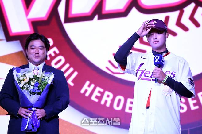 천안 북일고 박준현이 17일 서울 송파구 롯데호텔 월드에서 열린 2026 KBO 리그 신인드래프트에서 1라운드 1번으로 지명된 후 소감을 말하고 있다. 최승섭기자 thunder@sportsseoul.com