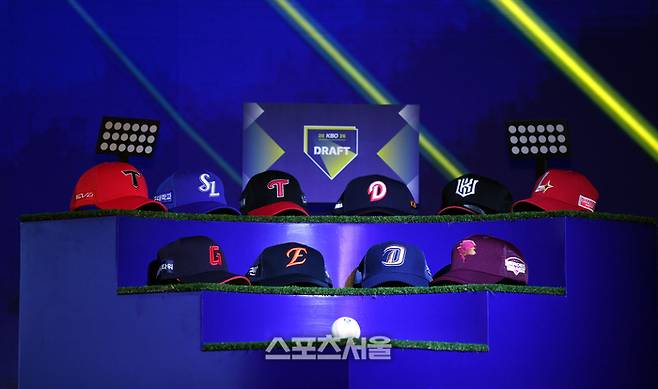 17일 서울 송파구 롯데호텔 월드에서 열리는 2026 KBO 리그 신인드래프트 현장에 각 팀의 모자가 전시되어 있다.  사진 | 최승섭기자 thunder@sportsseoul.com