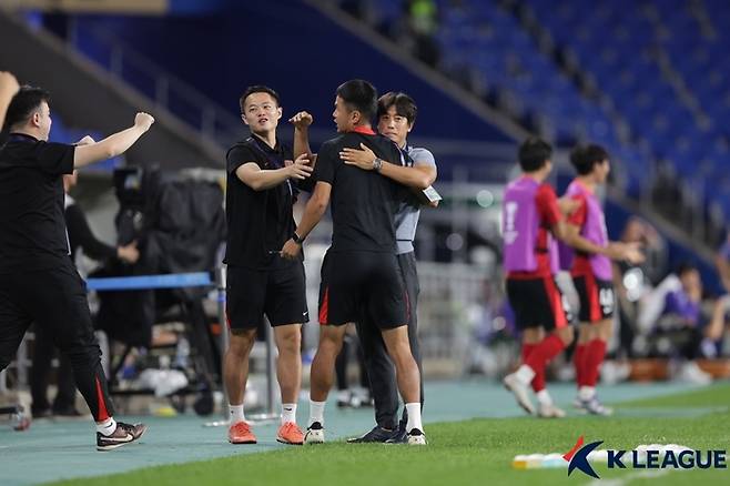 서정원(가운데 위쪽) 감독이 울산전에 선제골을 넣자 기뻐하고 있다. 사진 | 한국프로축구연맹