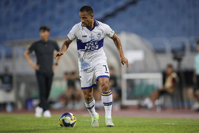 충남아산 공격수 데니손. /사진=한국프로축구연맹