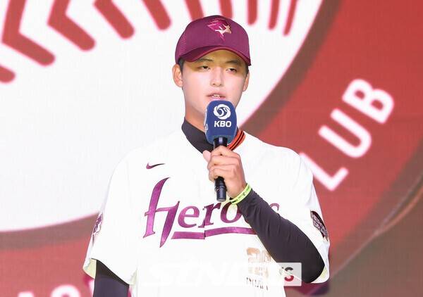 17일 오후 서울 송파구 롯데호텔월드에서 열린 2026 KBO 신인 드래프트에서 키움 히어로즈 1라운드 지명된 북일고 박준현이 소감을 밝히고 있다. /사진=뉴시스