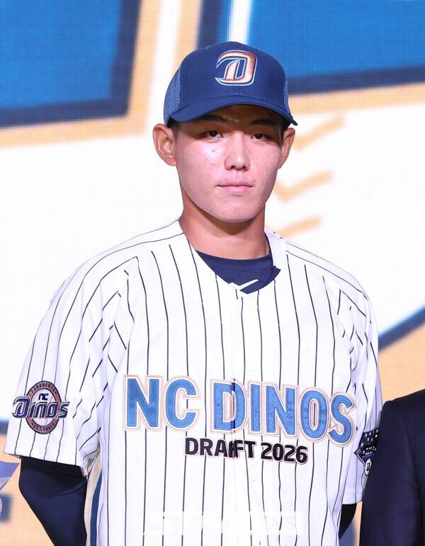 17일 오후 서울 송파구 롯데호텔월드에서 열린 2026 KBO 신인 드래프트에서 NC다이노스 1라운드 지명된 유신고 신재인이 기념촬영 하고 있다. /사진=뉴시스
