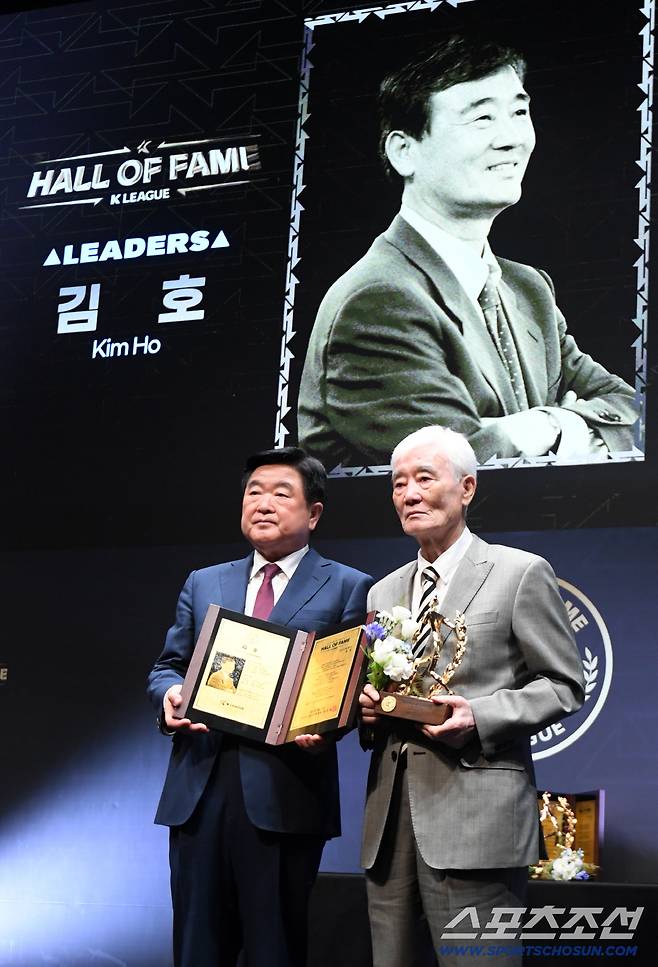 제 2회 K리그 명예의 전당 헌액식이 16일 서울 신문로 아산정책연구원에서 열렸다. 지도자 부문에 선정된 김호 감독, 권오갑 총재와 기념촬영을 하고 있다. 신문로=박재만 기자 pjm@sportschosun.com/2025.09.15/