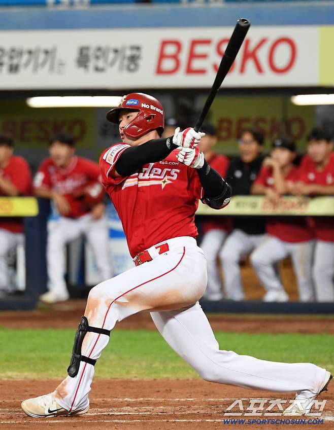 11일 대구 라이온즈파크에서 열린 삼성 라이온즈와 SSG 랜더스의 경기. SSG 류효승이 안타를 날리고 있다. 대구=박재만 기자 pjm@sportschosun.com/2025.09.11/