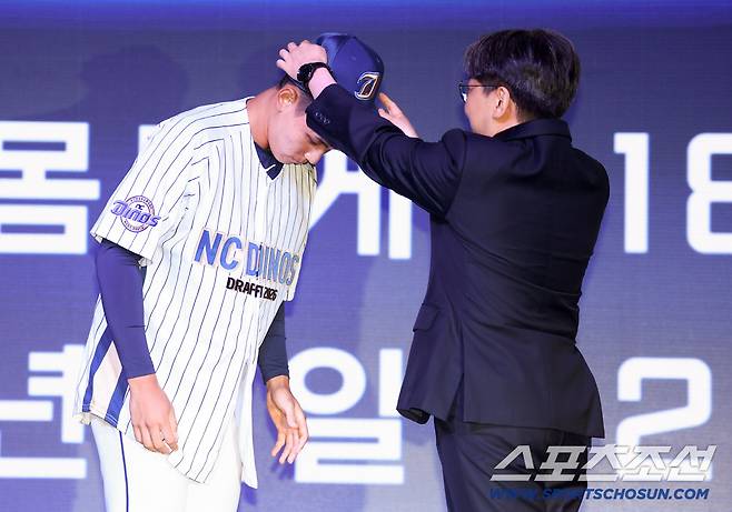 2026 KBO 신인 드래프트가 17일 서울 롯데호텔월드에서 열렸다. NC에 1라운드 지명된 유신고 신재인에게 임선남 단장이 유니폼을 입혀주고 있다. 잠실=박재만 기자 pjm@sportschosun.com/2025.09.17/