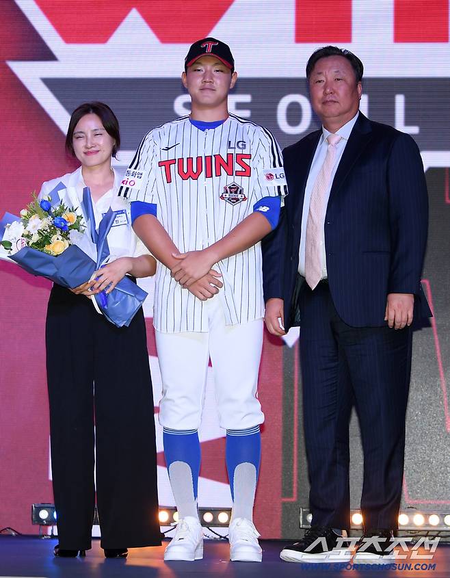 2026 KBO 신인 드래프트가 17일 서울 롯데호텔월드에서 열렸다. LG에 1라운드 지명된 경기항공고 양우진이 기념촬영을 하고 있다. 잠실=박재만 기자 pjm@sportschosun.com/2025.09.17/