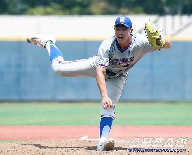 9일 서울 목동구장에서 열린 제80회 청룡기 고교야구선수권 대회 및 주말리그 왕중왕전 경기항공고와 경남고의 8강전. 경기항공고 선발투수 양우진이 힘차게 투구하고 있다. 목동=정재근 기자 cjg@sportschosun.com/2025.7.9/