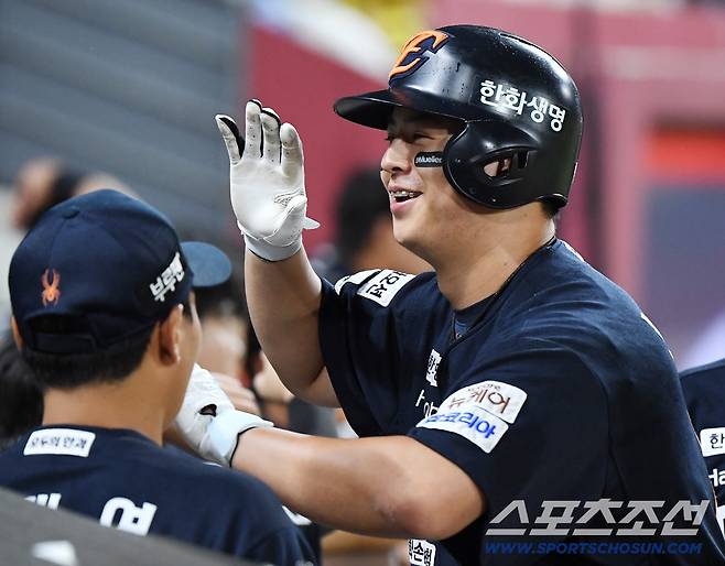 17일 광주 기아챔피언스필드에서 열린 한화-KIA전. 3회초 리베라토의 투런포에 이어 노시환도 투런포를 친 후 환영받고 있다. 광주=정재근 기자 cjg@sportschosun.com/2025.9.17/