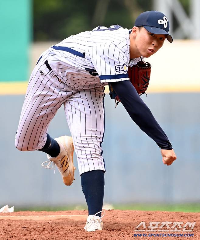 3일 서울 목동구장에서 열린 제80회 청룡기 고교야구선수권 대회 및 주말리그 왕중왕전 성남고와 서울고의 경기, 서울고 이호범이 역투하고 있다. 목동=허상욱 기자wook@sportschosun.com/2025.07.03/