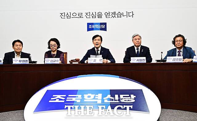 조국 조국혁신당 비상대책위원장은 17일 국회에서 열린 '끝까지 간다' 특별위원회 회의에서 "조희대 없는 대법원, 지귀연 없는 재판부를 만들겠다"며 "사법개혁은 검찰개혁과 함께 반드시 매듭짓겠다"고 말했다. /배정한 기자