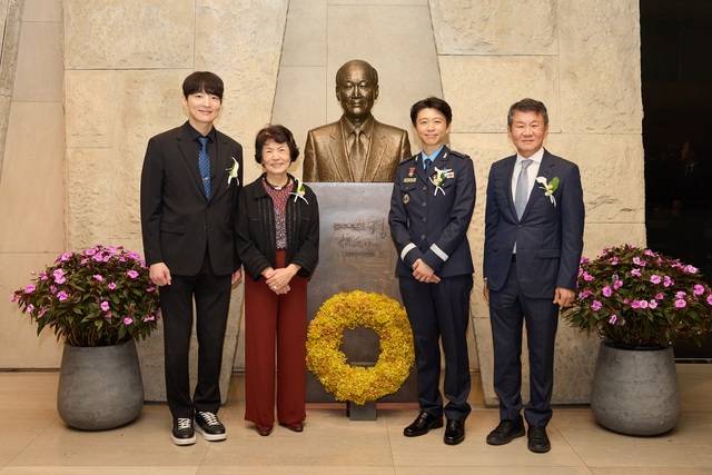 포니정재단은 17일 서울 강남구 삼성동 아이파크타워 포니정홀에서 '제6회 포니정 영리더상' 시상식을 개최하고 올해 수상자인 정다정 소령과 김병훈 대표에게 시상했다. ((왼쪽부터) 김병훈 대표, 故 정세영 HDC그룹(前 현대산업개발) 명예회장의 부인 박영자 여사, 정다정 소령, 정몽규 포니정재단 이사장). /포니정재단