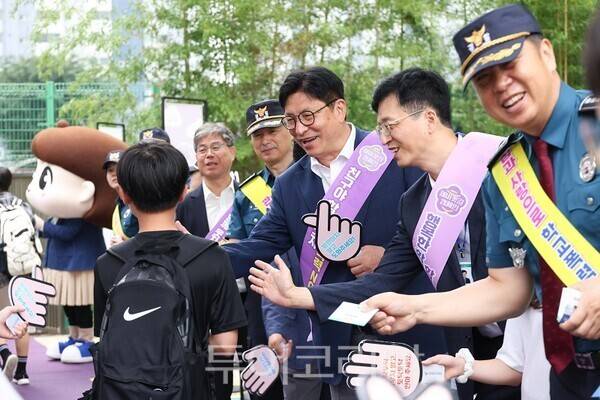 도성훈 인천광역시교육감이 17일 인천연성초등학교에서 학생, 교직원, 학부모, 연수경찰서, 교육청 관계자 등 교육공동체가 함께하는 학교폭력 예방 '제비꽃길 캠페인'에 참여하고 있다.