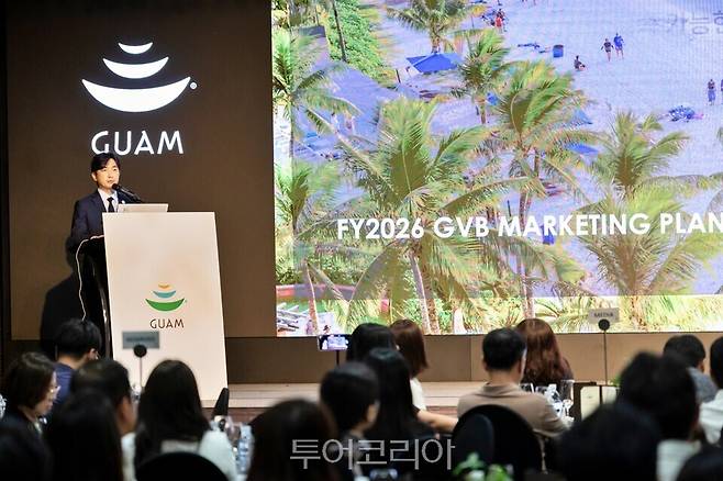 박지훈 한국 지사장이 내년 괌 마케팅 전략을 발표하는 모습