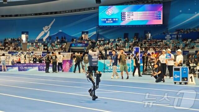 로봇 톈궁이 지난 4월 베이징에서 열린 세계 휴머노이드 로봇 운동회에서 1500m 달리기 경기에 참가하고 있다. (사진_뉴스1)정은지 특파원