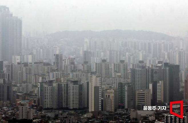 27일 서울 마포·성동구 아파트 가격이 2013년 관련 통계 공표가 시작된 이래 가장 큰 폭으로 오른것으로 발표되었다. 서울 아파트 값은 더 오를 것이라는 기대심리로 상승세가 당분간 계속 이어질것으로 전망되고 있다. 사진은 서울 남산에서 바라본 서울 시내 아파트 단지 전경. 2025.06.27 윤동주 기자