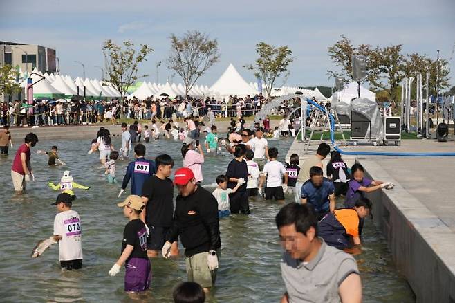 2024 연어맨손잡기체험. 양양군 제공