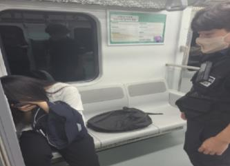 졸면서 가방을 방치하는 상황에서 절도를 예방하기 위해 순찰 활동을 벌이는 모습. 서울경찰청.