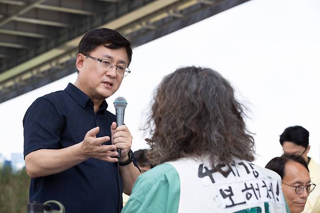 김성환 환경부 장관이 24일 세종시 한솔동에서 금강 세종보 재가동 중단을 요구하며 농성 중인 환경단체 관계자들과 만나 의견을 경청하고 있다. /뉴스1