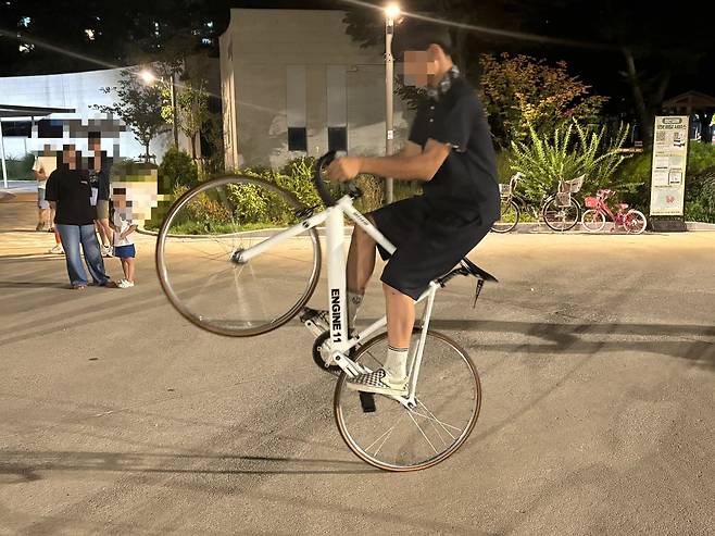 지난 14일 오후 9시 30분쯤 서울 양천구 양천공원에서 한 청소년이 각종 브레이크 기술을 연습 중인 모습. / 한영원 기자