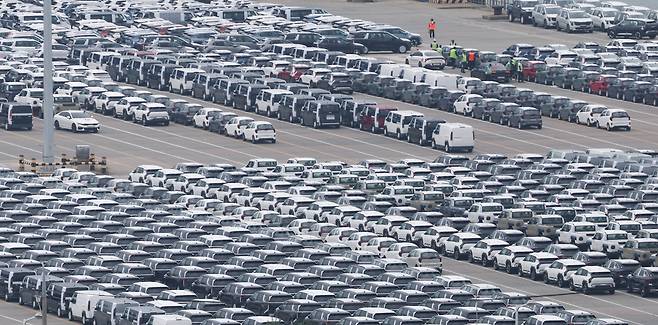 16일 오후 경기도 평택항에 수출을 앞둔 자동차가 일렬로 늘어선 모습. 트럼프 미 행정부가 이날 일본산 자동차에 대한 관세를 15%로 인하하면서, 한일 자동차 관세가 역전됐다. 한국산 자동차에 대한 25% 관세가 계속 부과될 경우 가성비를 앞세웠던 우리 자동차 업계는 시장 경쟁력에 타격을 입고 수익성도 악화될 수밖에 없다. 오는 30일 전기차에 대한 미 정부 보조금이 종료되고, 미국 현지 배터리 공장 건설도 지연돼 한국 자동차 업계는 극심한 ‘삼중고’에 직면했다는 평가가 나온다. / 고운호 기자