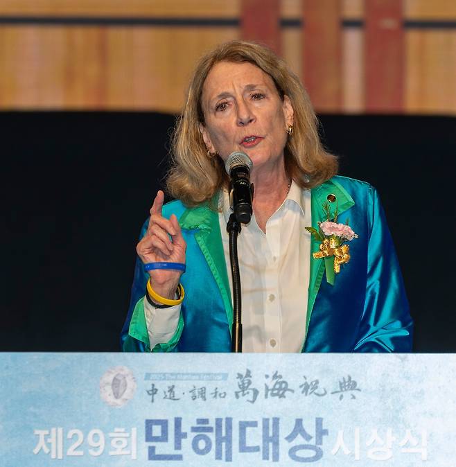 제29회 만해대상 시상식에서 실천대상을 받은 수잰 숄티 대표가 소감을 말하고 있다. 숄티 대표는 이날 자신이 북한 인권 운동에 나선 것은 "하나님이 이 사역으로 부르셨다는 확신을 갖고 있다"면서 "가장 어려운 시기에 상을 주셔서 감사하다"고 말했다. /김지호 기자