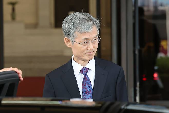 지난 15일 저녁 서울 서초구 대법원에서 조희대 대법원장이 청사를 나서고 있다. /뉴스1