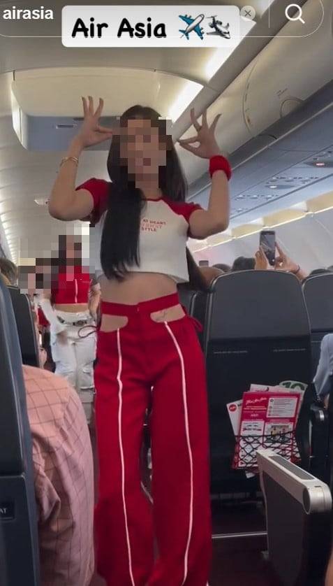 비행 중인 기내에서 댄스 공연을 펼친 말레이시아 저가항공사 에어아시아 승무원들. /에어아시아 틱톡 캡처