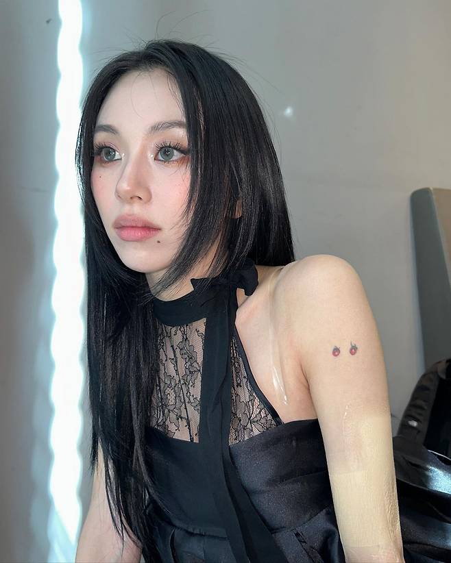 매트 누드 립을 소화한 채영 인스타그램 @chaeyo.0