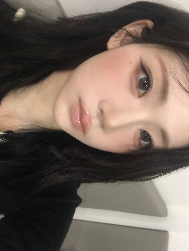 치크와 립 모두 누디하게, 톤온톤 메이크업을 보여준 나경 인스타그램 @leeseowon_makeup