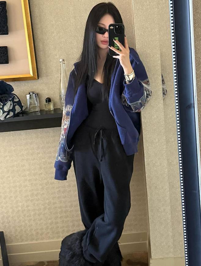 후드집업과 트레이닝 팬츠, 털부츠와 선글라스로 마무리한 닝닝 룩 인스타그램 @imnotningning