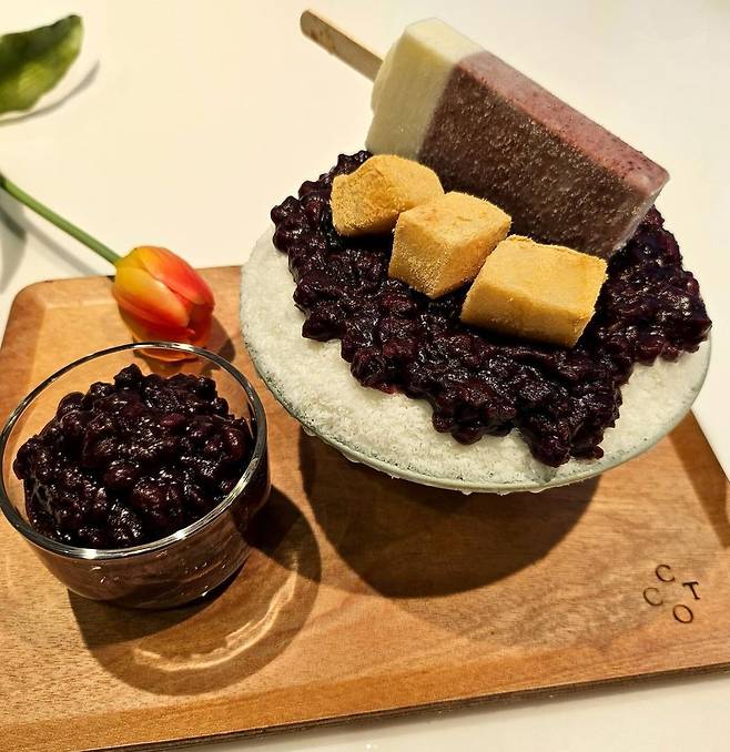 담장옆에국화꽃의 대표 메뉴인 팥바팥빙수와 홍시빙수. 인스타그램 @ccot_insa
