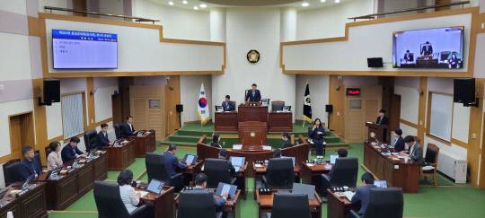 음성군의회(의장 김영호)는 17일 의회 본회의장에서 '제381회 임시회'를 개회하고 오는 23일까지 7일간의 일정에 들어갔다. 오인근 기자